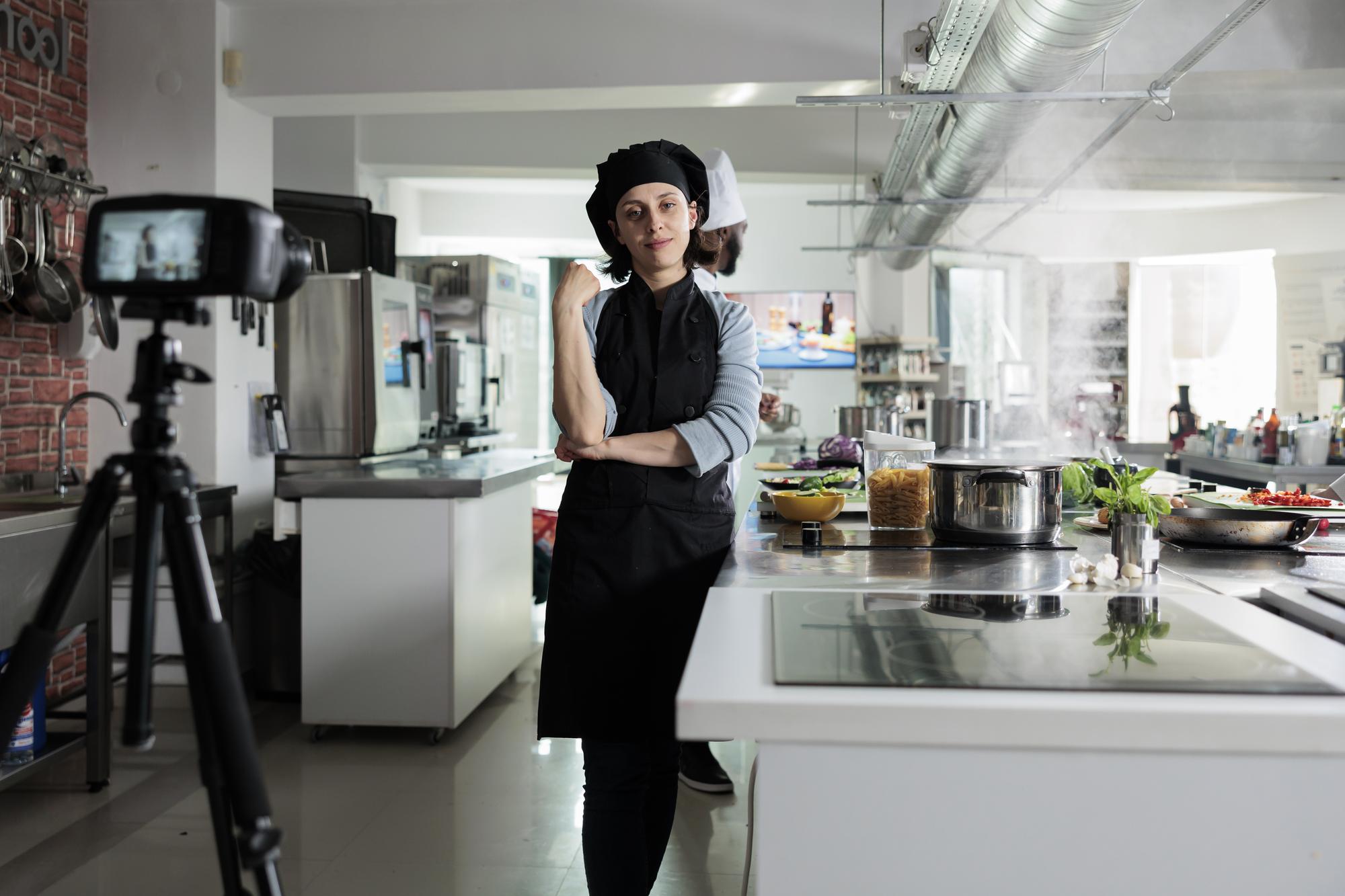 Studio cucina moderna con attrezzatura professionale